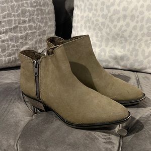 Rocket dog shoe, size 7.